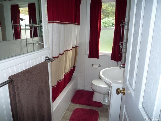 2055 Harvard Road Berkley, MI 48072 - Photo 11 of 19 Main Bath.jpg
