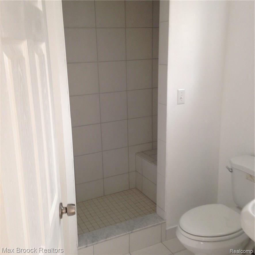 490 North Conklin Road Lake Orion, MI 48362 - Photo 11 of 28 Master bathroom.JPG