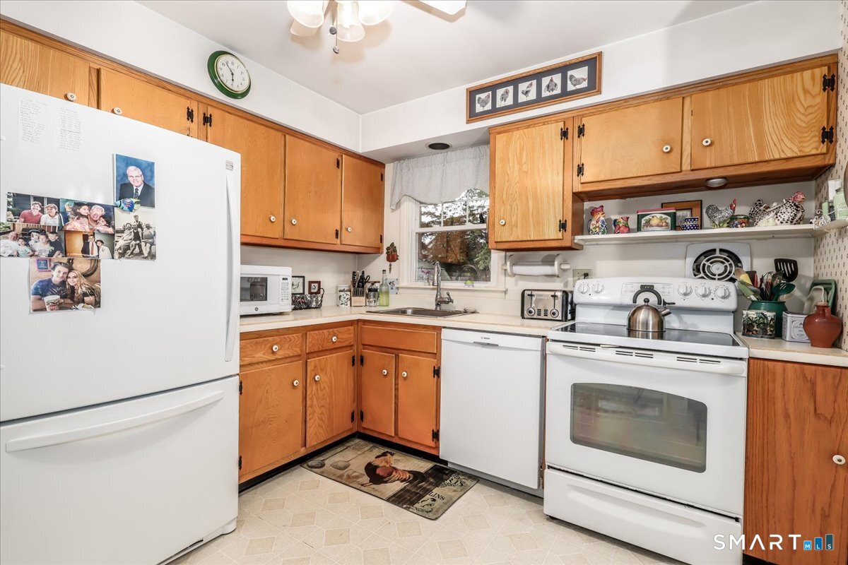 75 Centerbrook Road Fairfield, CT 06824 - Photo 10 of 39 Eat-n-kitchen