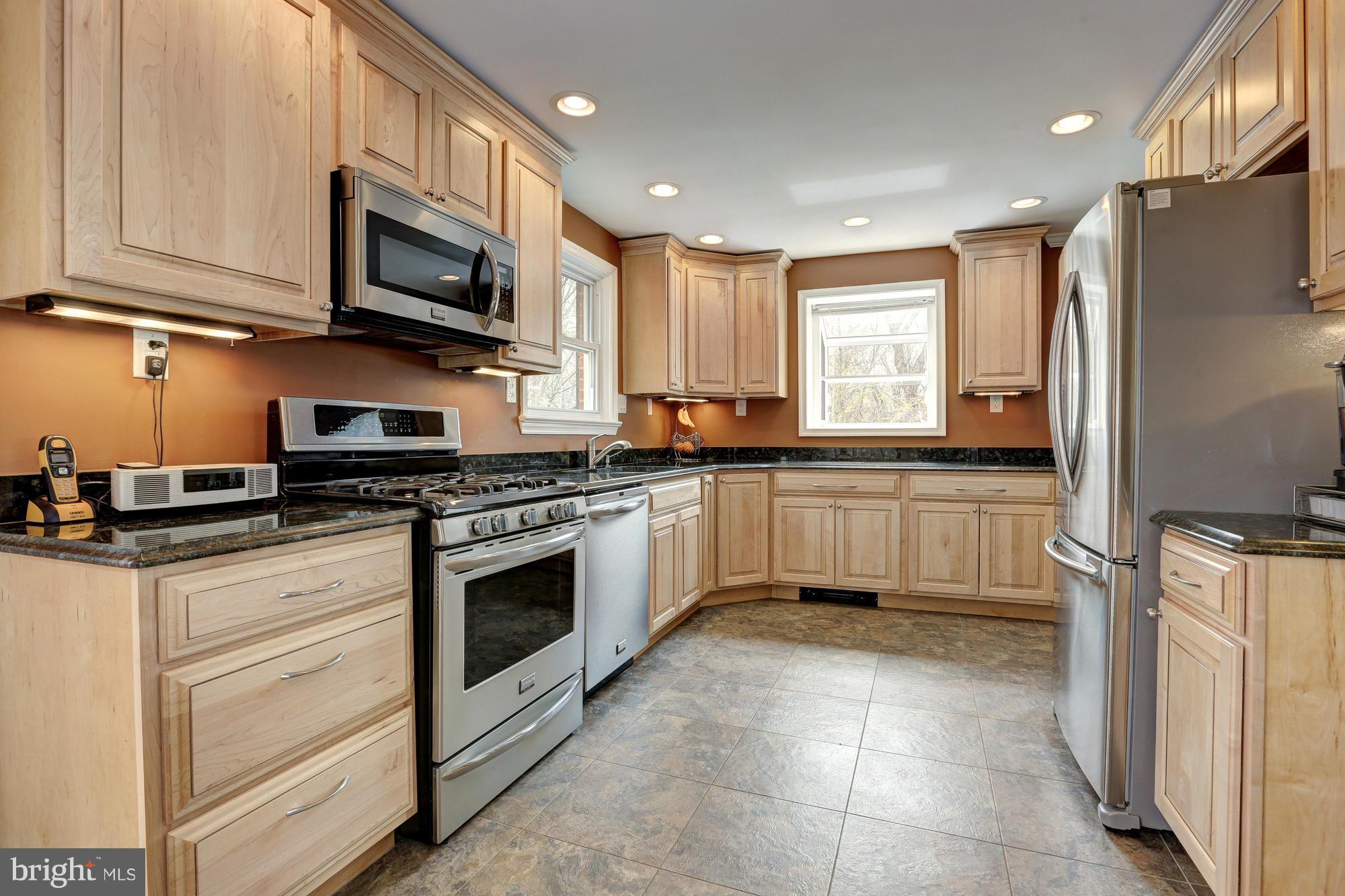 16921 Oak Hill Road Silver Spring, MD 20905 - Photo 5 of 30 Lovely stainless steel appliances