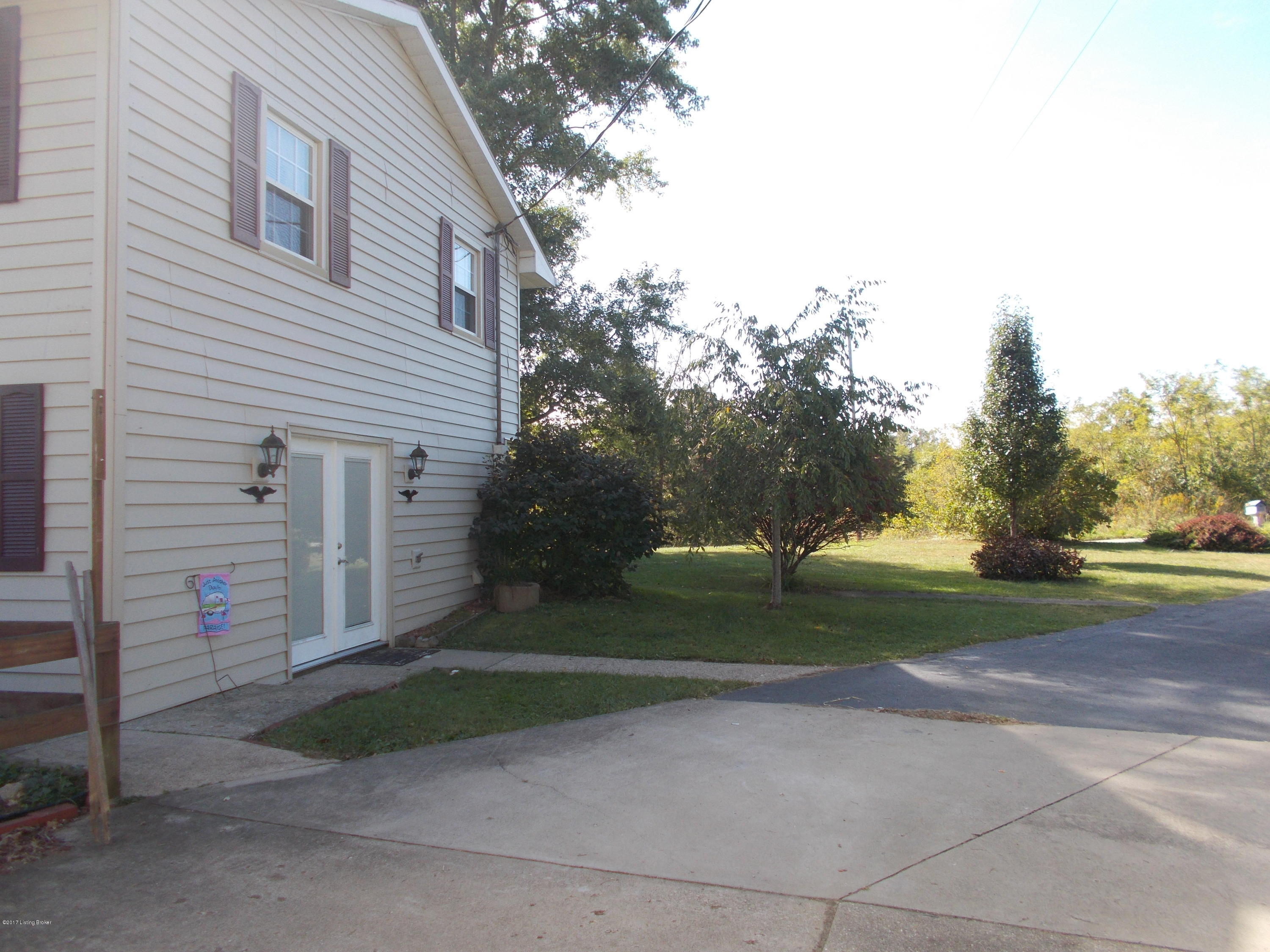 2799 Mound Hill Road Carrollton, KY 41008 - Photo 45 of 72 Parking and patio doors to driveway.