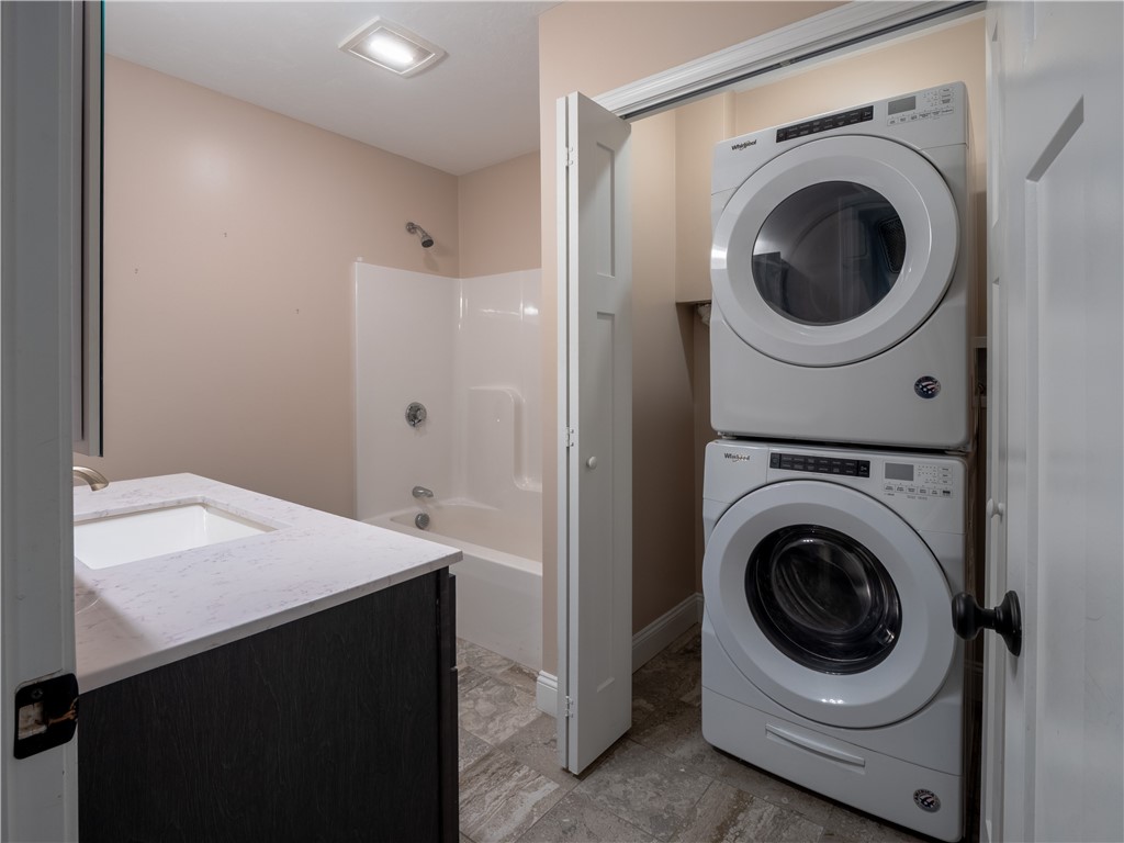 7 Jupiter Lane, Unit E Richmond, RI 02898 - Photo 14 of 22 Full bath with laundry