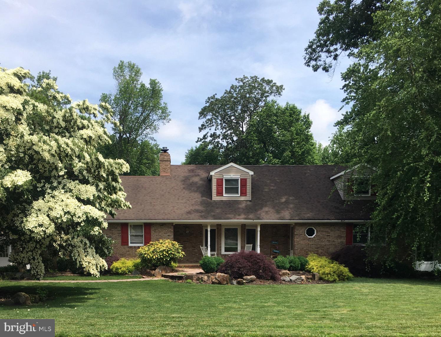 18 Assiscunk Drive Columbus, NJ 08022 - Photo 2 of 36 Front Yard with Porch