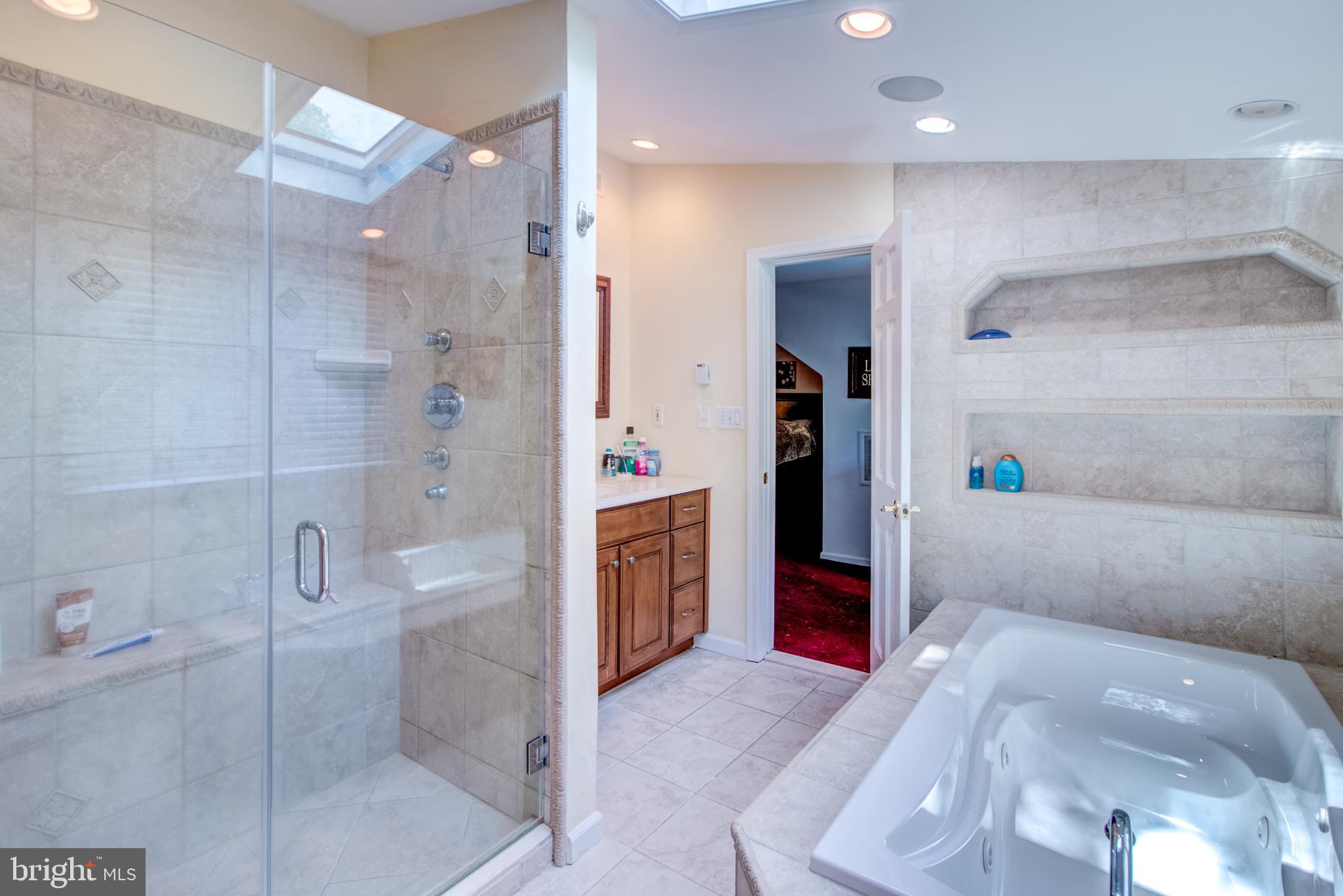 18 Assiscunk Drive Columbus, NJ 08022 - Photo 19 of 36 Master Bath /Shower at each end w Jacuzzi Tub