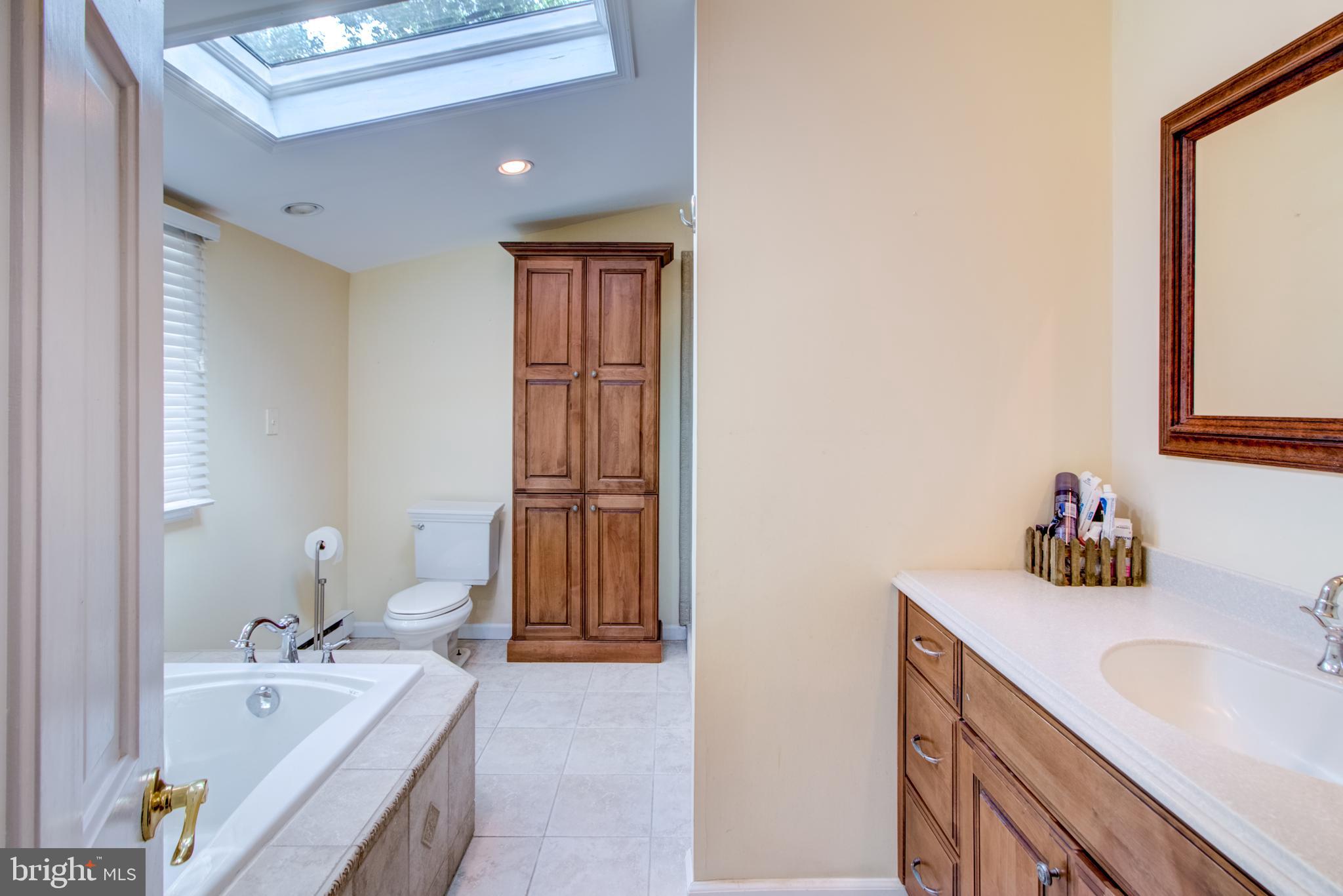 18 Assiscunk Drive Columbus, NJ 08022 - Photo 20 of 36 Master Bath Upstairs