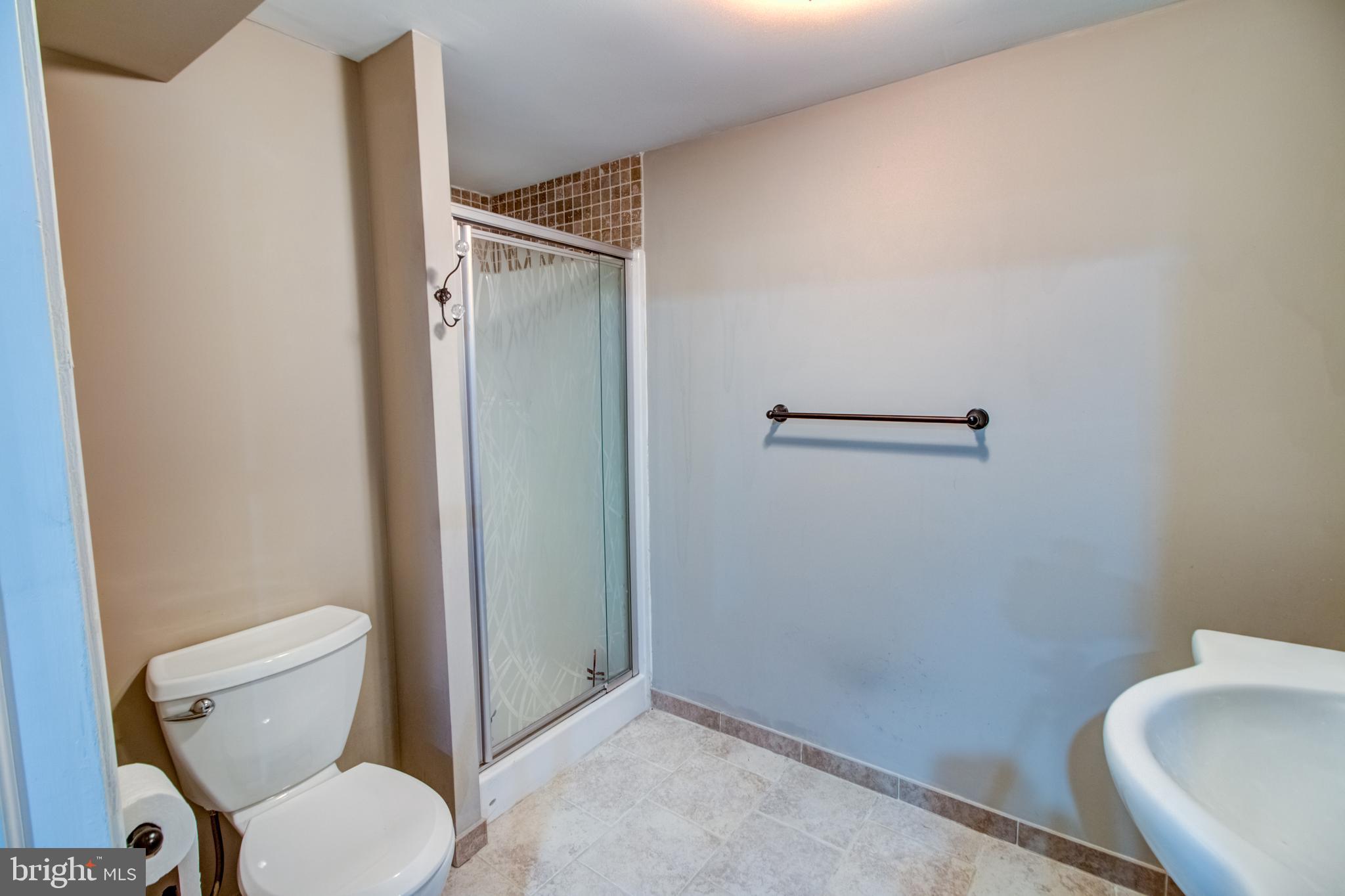 18 Assiscunk Drive Columbus, NJ 08022 - Photo 25 of 36 Full Shower Bath Downstairs