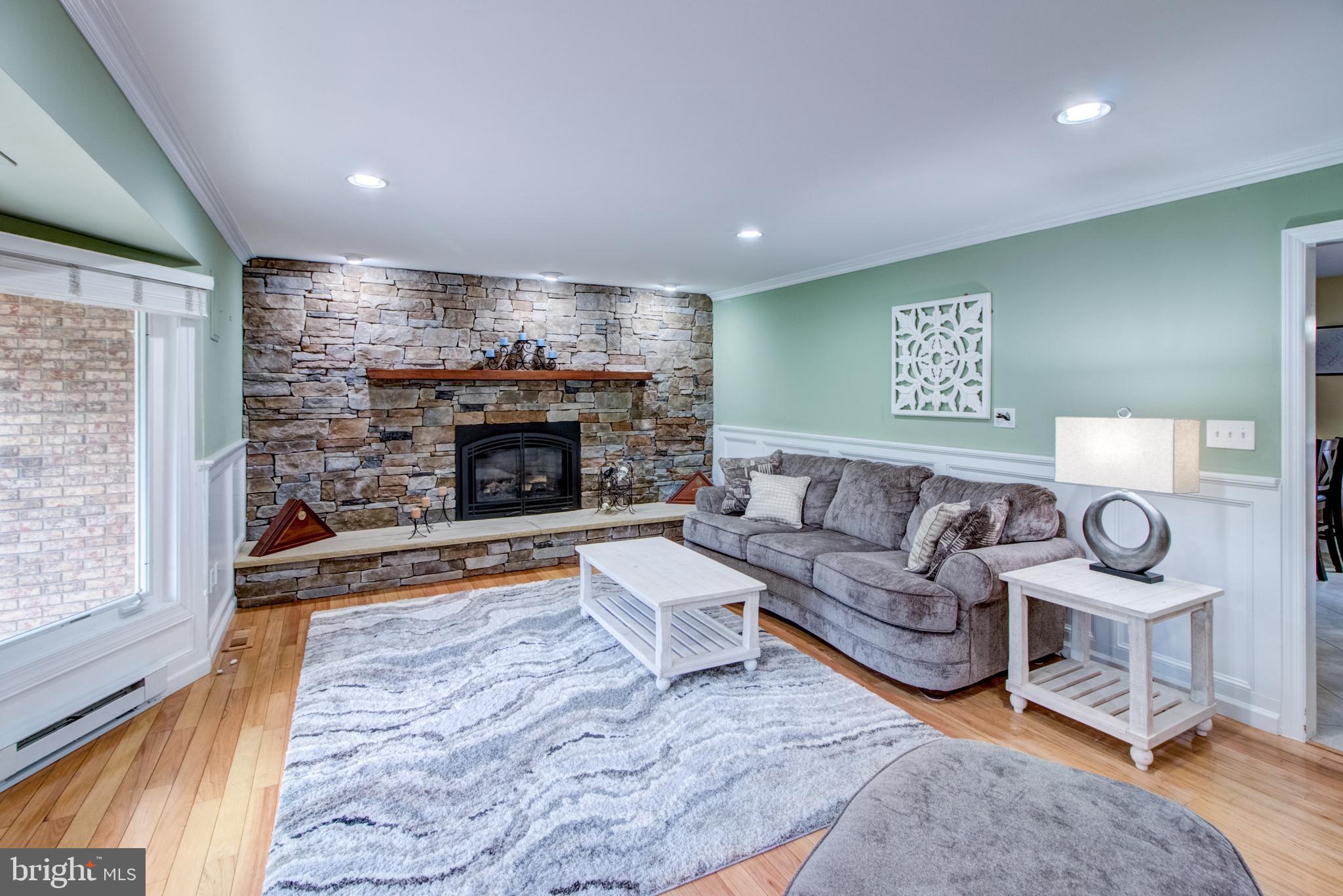 18 Assiscunk Drive Columbus, NJ 08022 - Photo 5 of 36 Front Living Room with Stone Fireplace