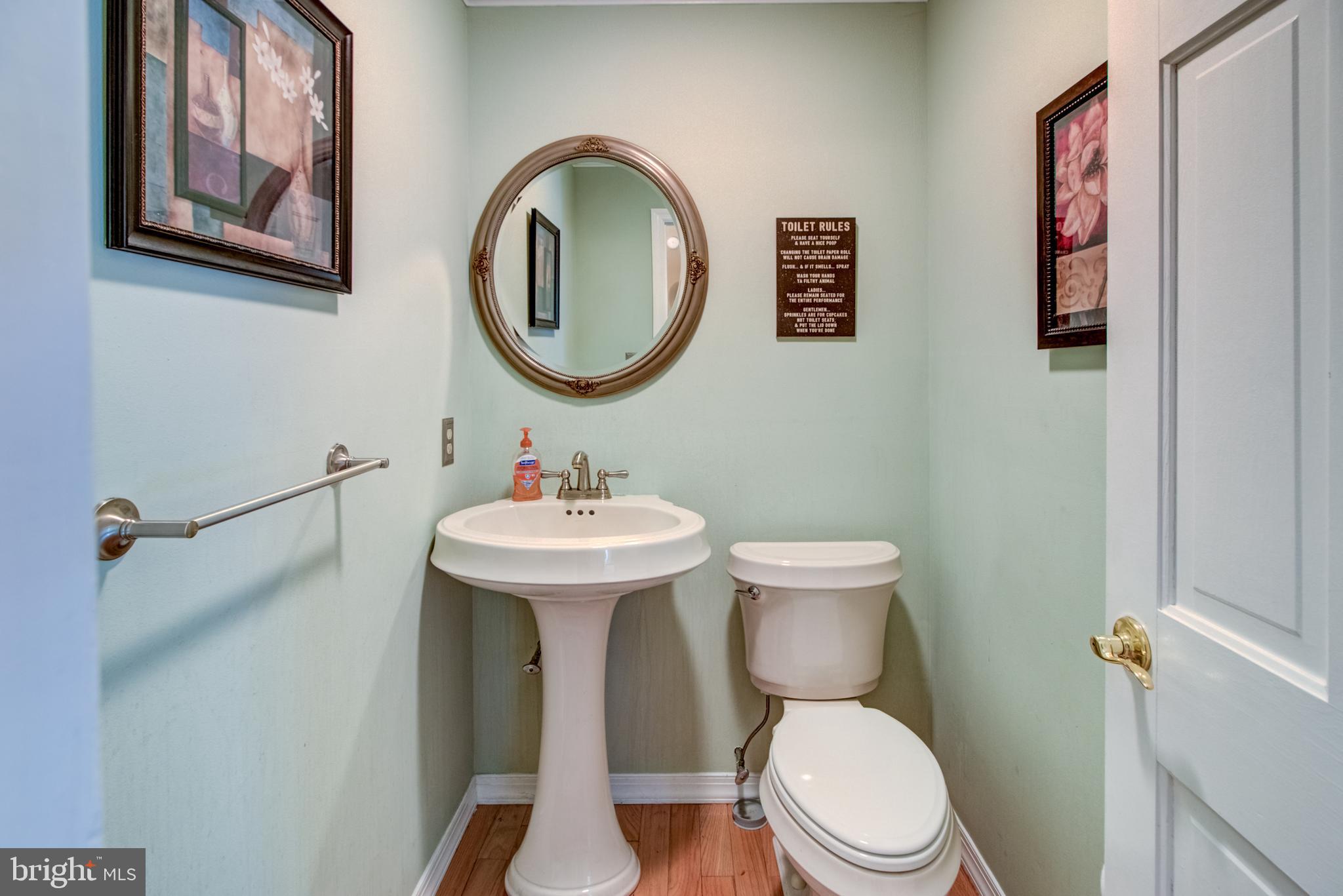 18 Assiscunk Drive Columbus, NJ 08022 - Photo 7 of 36 Hall Bath between Bedrooms on First Floor