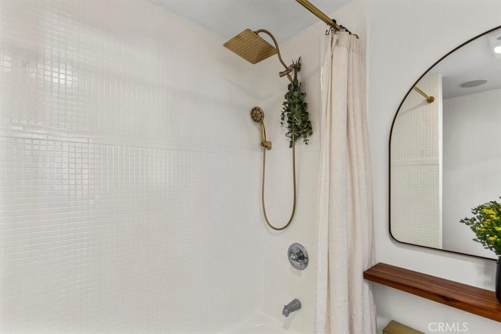 2207-2009 Apex Avenue Los Angeles, CA 90039 - Photo 22 of 64 Modern brass and black fixtures in the bathroom.