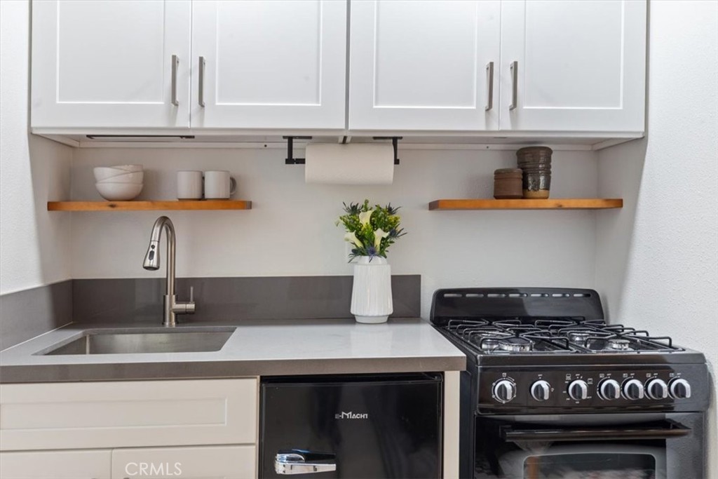 2207-2009 Apex Avenue Los Angeles, CA 90039 - Photo 42 of 64 Cozy kitchen in the studio downstairs mean less clean up.