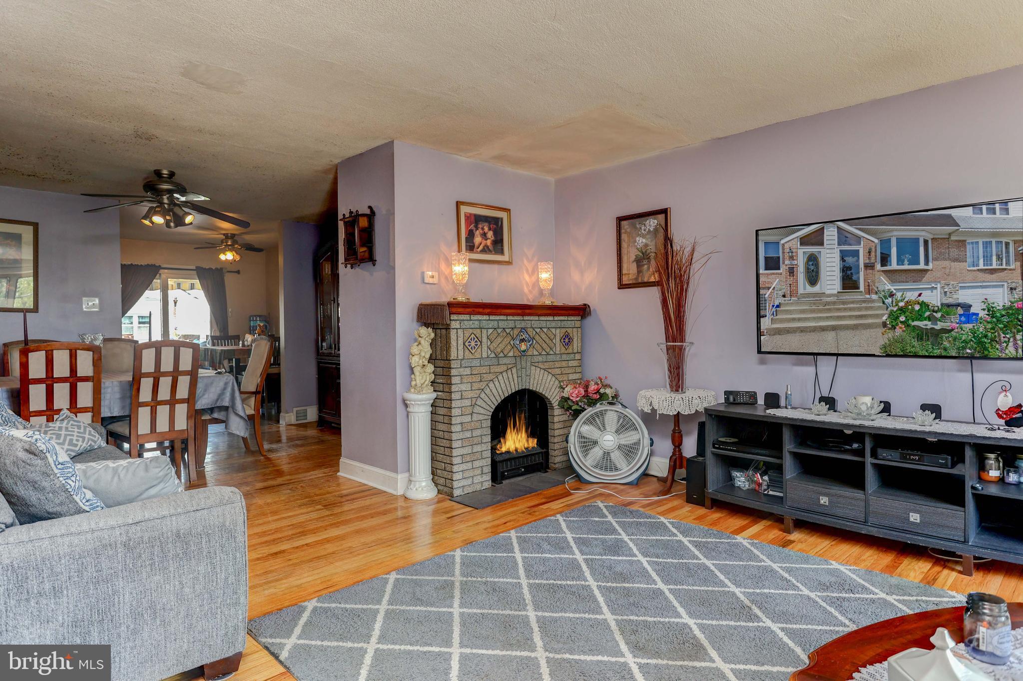 10816 Calera Road Philadelphia, PA 19154 - Photo 5 of 22 Living Room
