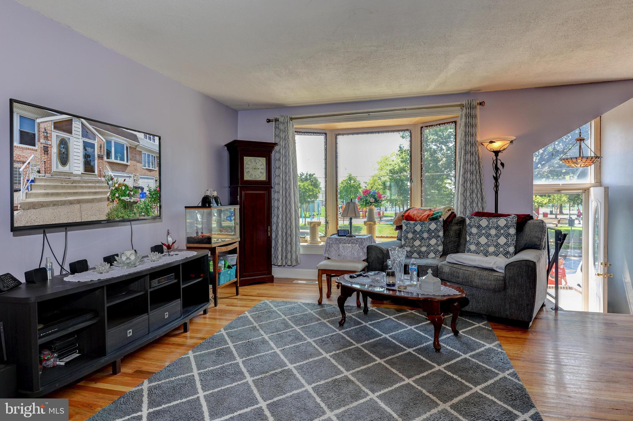 10816 Calera Road Philadelphia, PA 19154 - Photo 7 of 22 Living Room