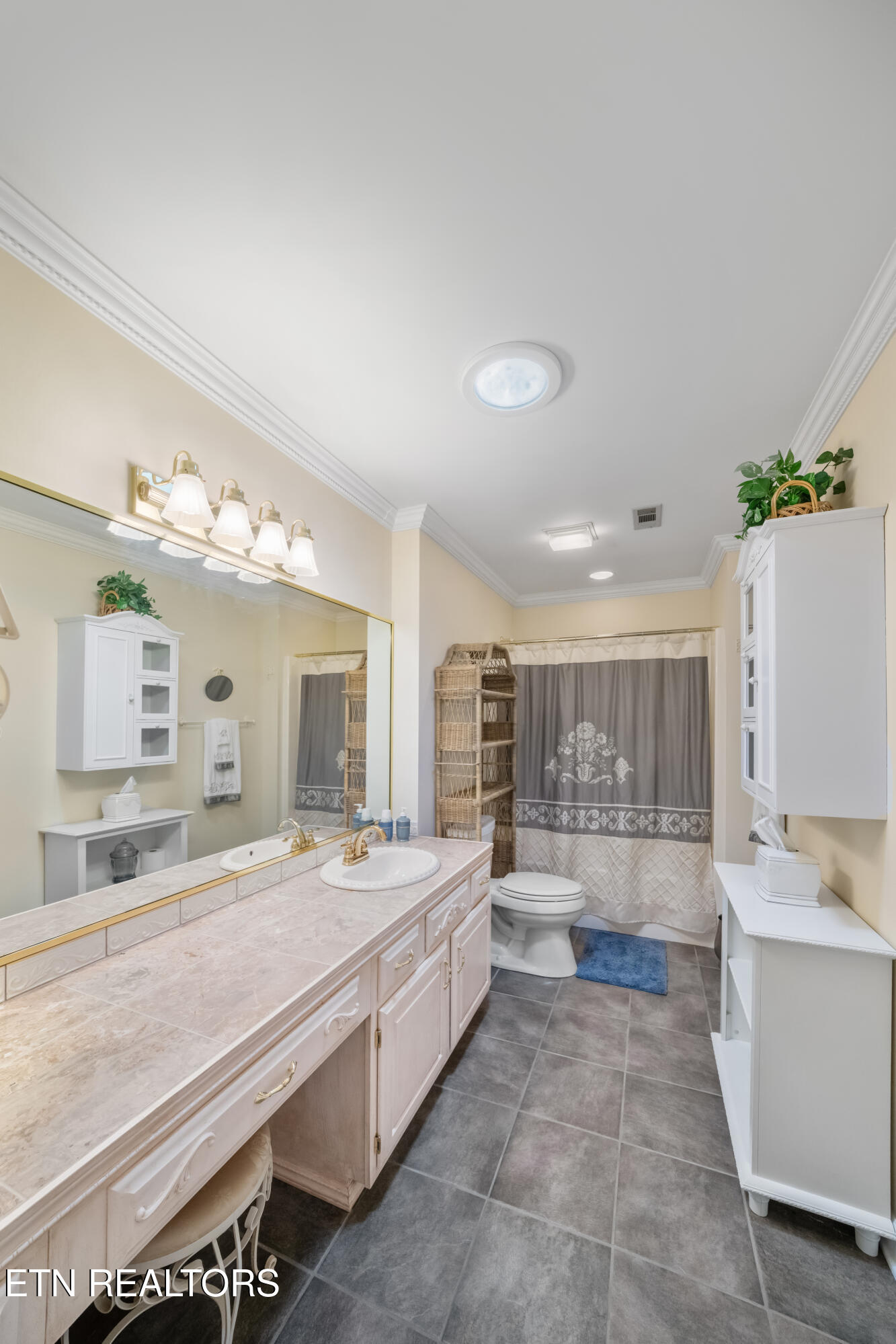 3413 Commodore Point Knoxville, TN 37922 - Photo 44 of 57 58 Upstairs Bath_18600