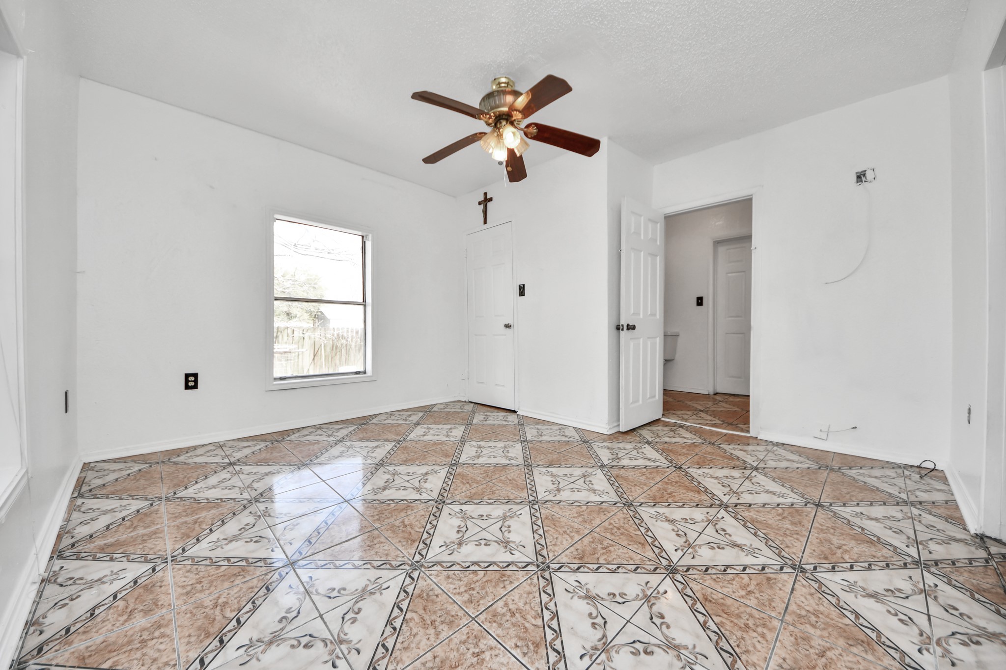 602 Massey Tompkins Road Baytown, TX 77521 - Photo 8 of 15 a view of empty room with window and ceiling fan