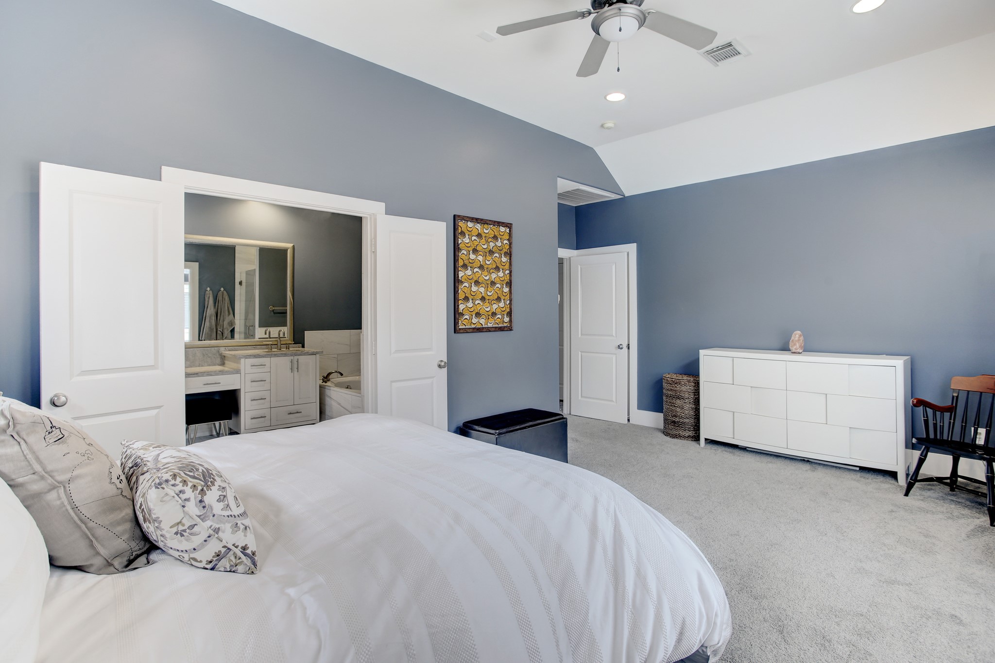 408 Parker Street Houston, TX 77007 - Photo 18 of 27 a spacious bedroom with a bed and a chandelier