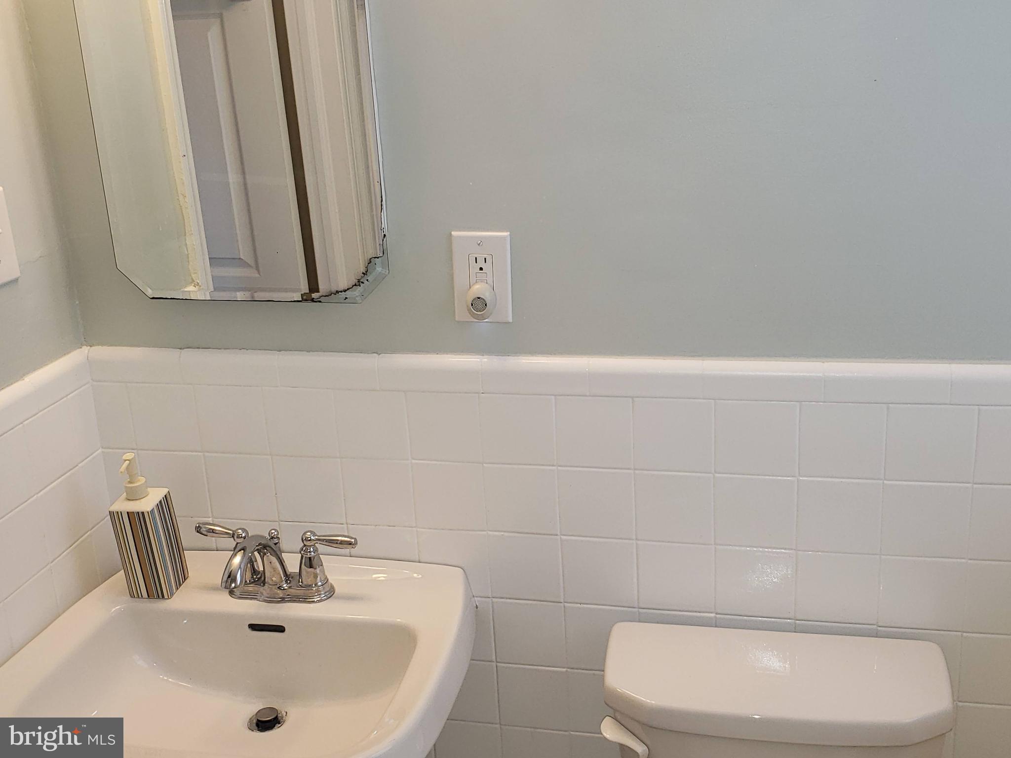 1850 Farrington Road Philadelphia, PA 19151 - Photo 11 of 20 First floor bathroom
