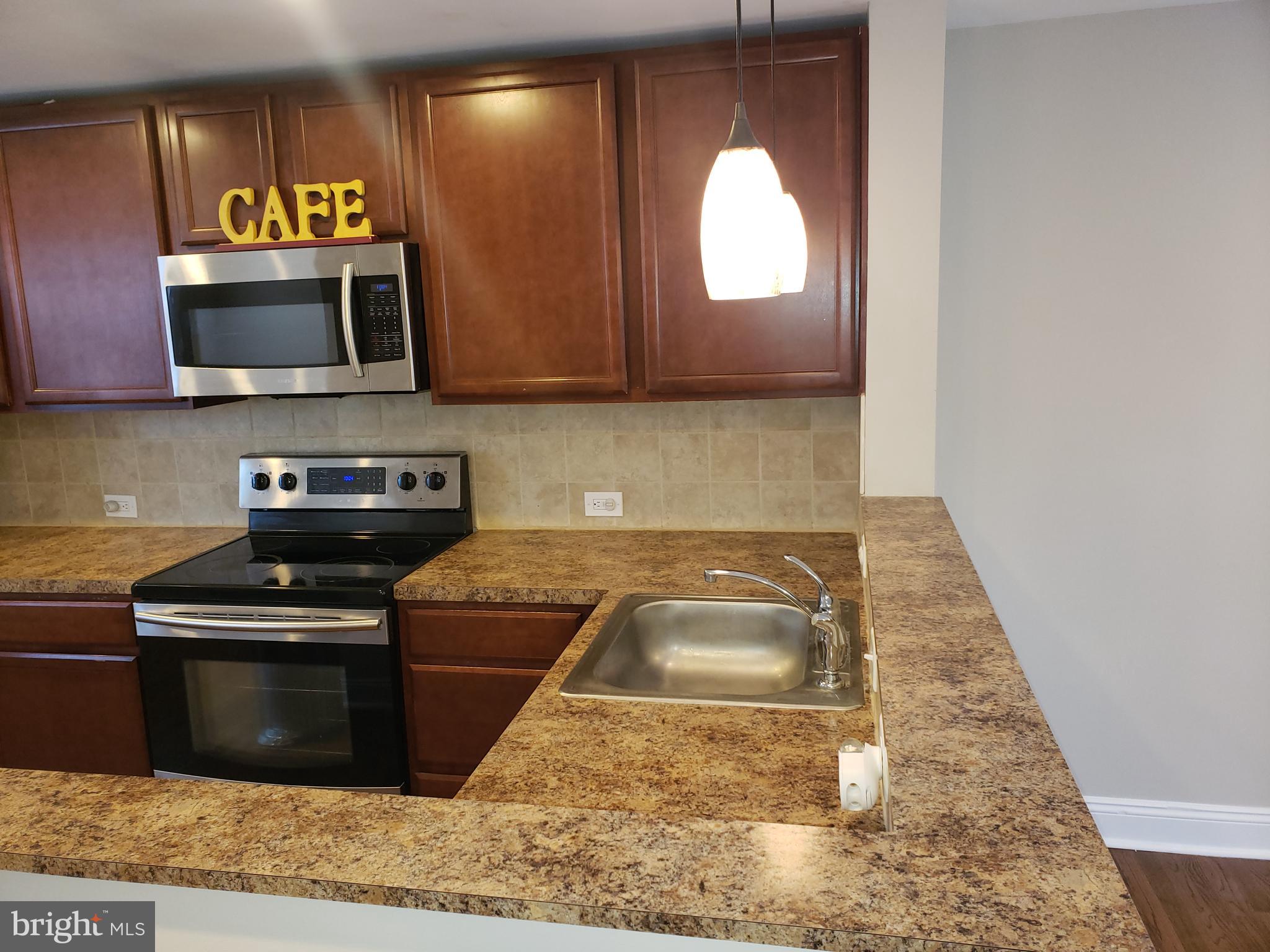 1850 Farrington Road Philadelphia, PA 19151 - Photo 3 of 20 Kitchen Bar