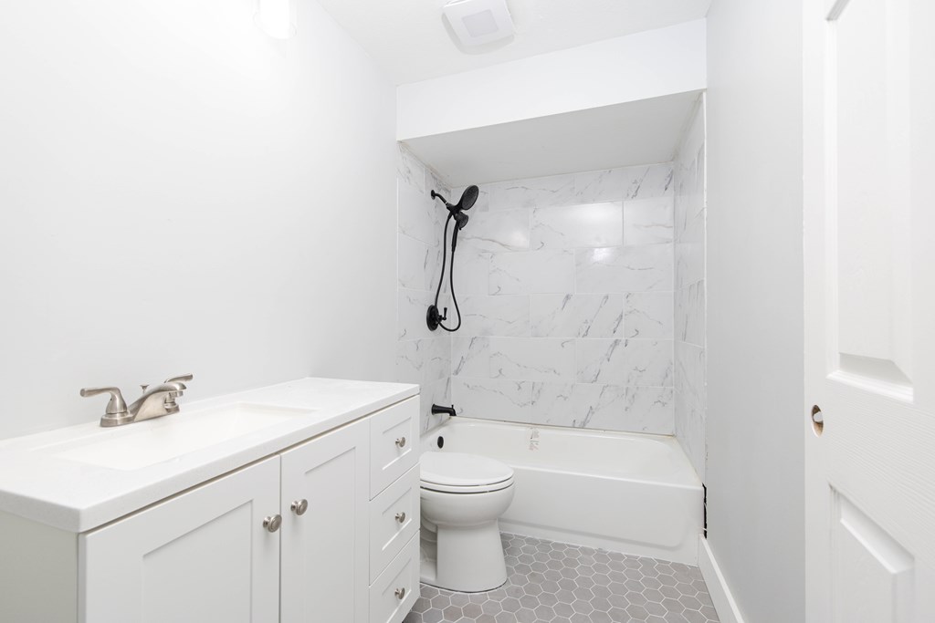 4312 Old Macon Road, Unit 56 Columbus, GA 31907 - Photo 6 of 19 a bathroom with a sink a toilet and a bathtub
