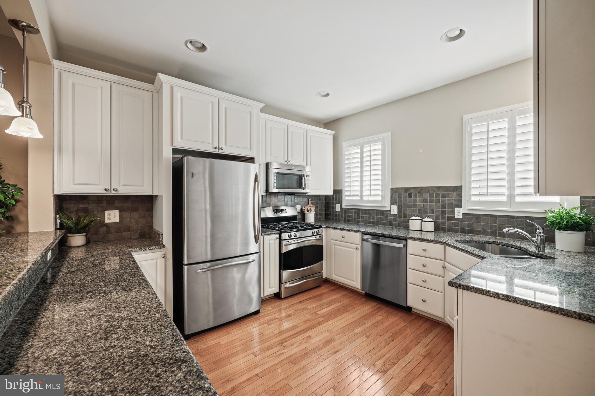 21 Yogurt Lane Baltimore, MD 21231 - Photo 15 of 40 Gourmet Kitchen w/stainless steel appliances