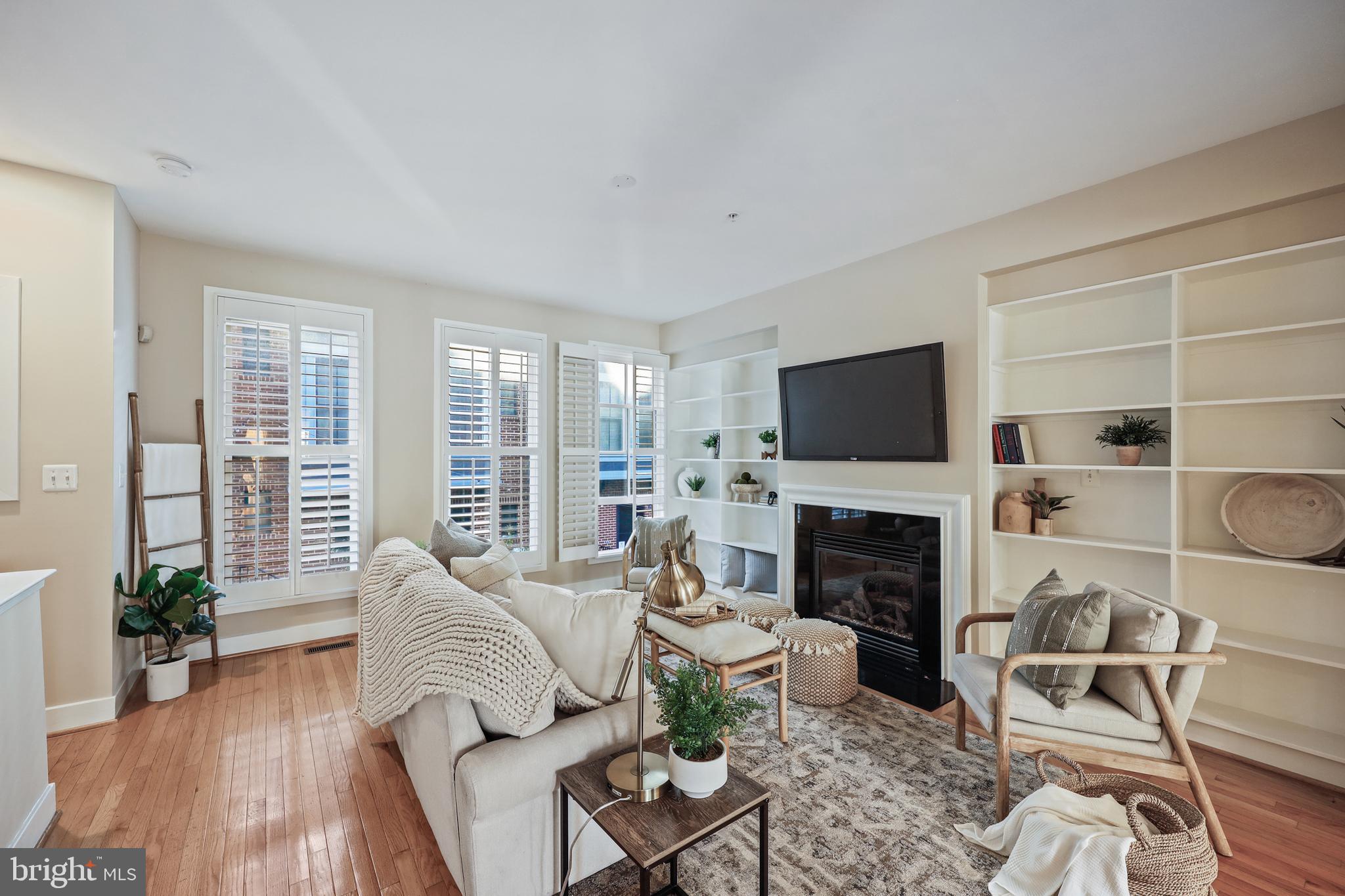 21 Yogurt Lane Baltimore, MD 21231 - Photo 2 of 40 Bright Living Room with hardwood flooring