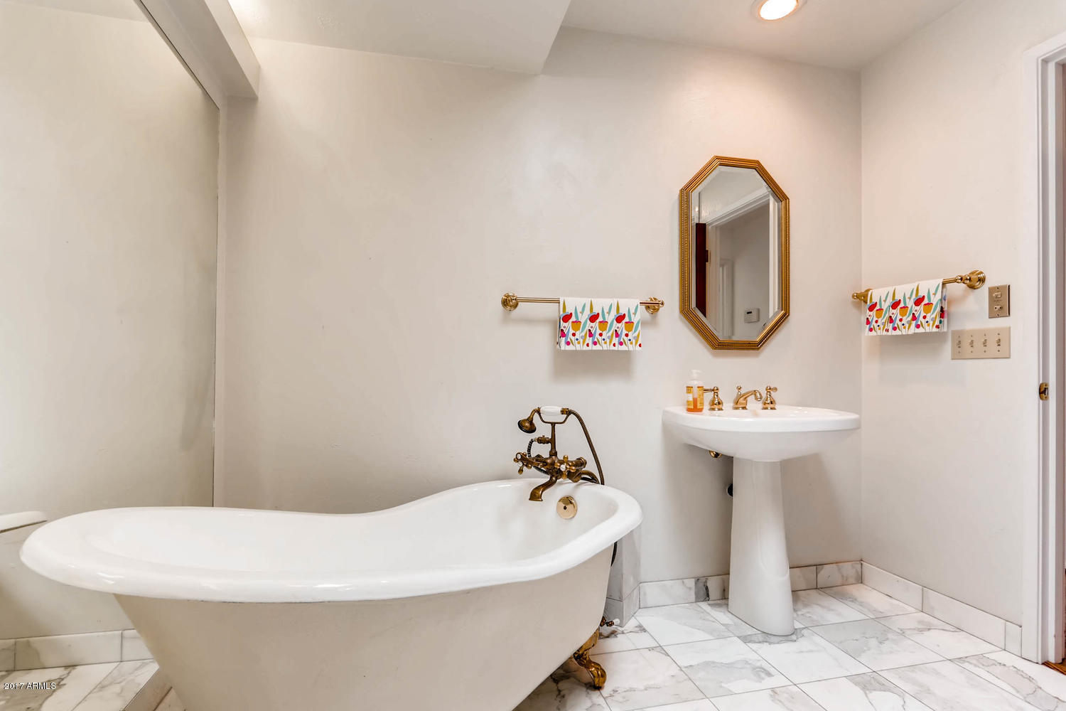 4948 East Rockridge Road Phoenix, AZ 85018 - Photo 9 of 12 4948 E Rockridge Road Phoenix-large-007-