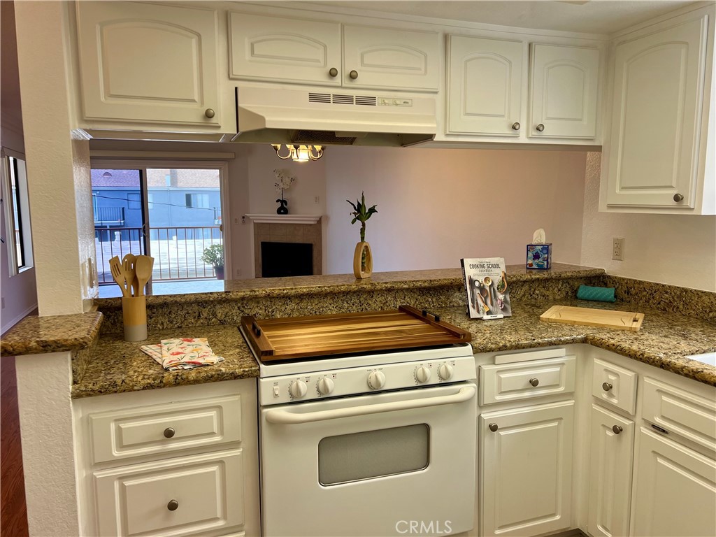 3516 East Ransom Street, Unit 204 Long Beach, CA 90804 - Photo 13 of 38 Kitchen view into living room