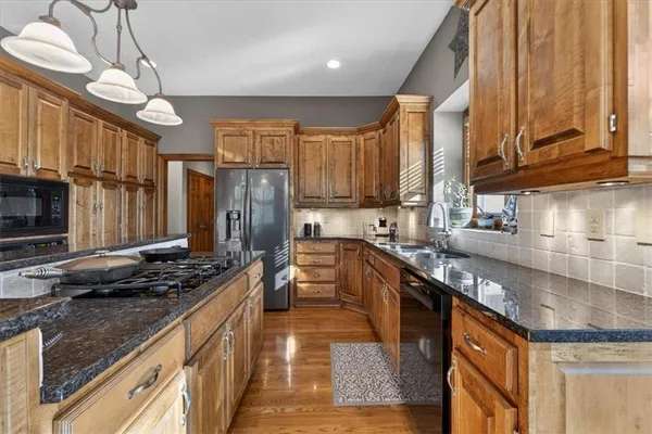 $1,100,000 | 8615 Northwest Baker Rd Circle, Kansas City, MO 64153