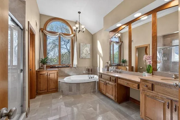 $1,100,000 | 8615 Northwest Baker Rd Circle, Kansas City, MO 64153