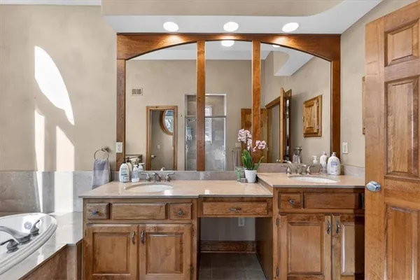 $1,100,000 | 8615 Northwest Baker Rd Circle, Kansas City, MO 64153