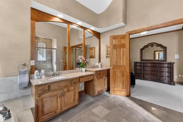 $1,100,000 | 8615 Northwest Baker Rd Circle, Kansas City, MO 64153