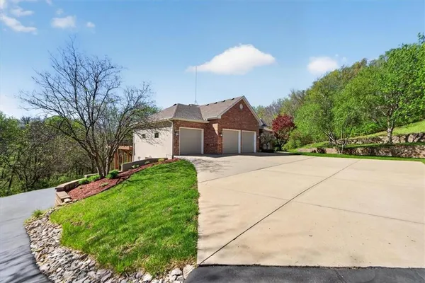 $1,100,000 | 8615 Northwest Baker Rd Circle, Kansas City, MO 64153