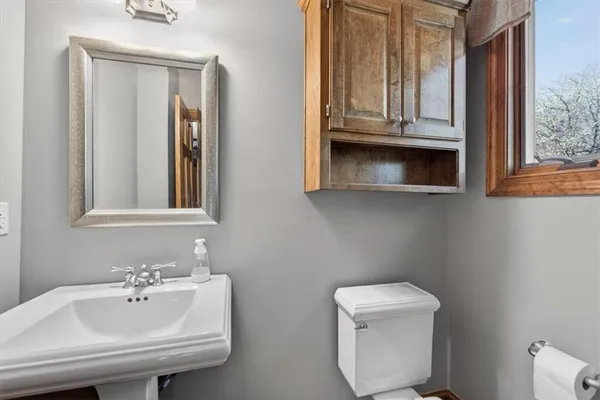 $1,100,000 | 8615 Northwest Baker Rd Circle, Kansas City, MO 64153