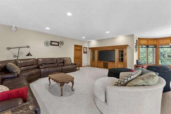 $1,100,000 | 8615 Northwest Baker Rd Circle, Kansas City, MO 64153