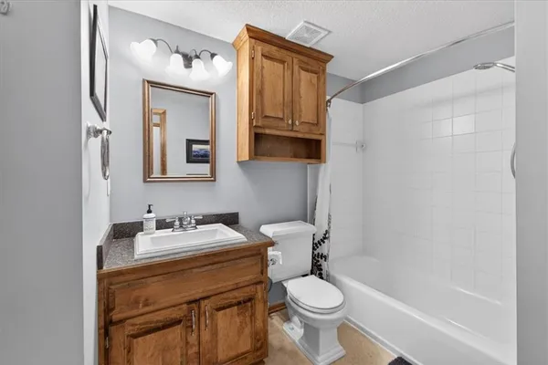 $1,100,000 | 8615 Northwest Baker Rd Circle, Kansas City, MO 64153