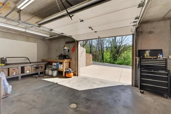 $1,100,000 | 8615 Northwest Baker Rd Circle, Kansas City, MO 64153