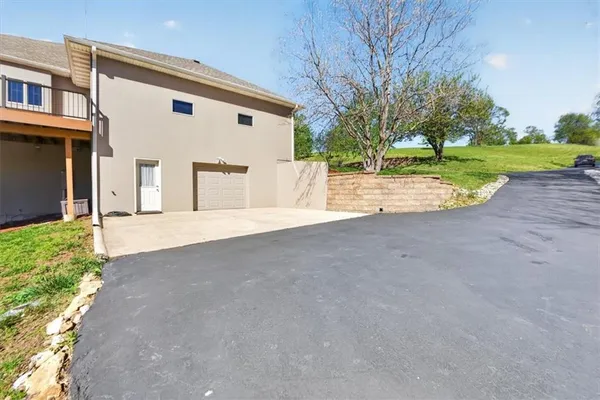 $1,100,000 | 8615 Northwest Baker Rd Circle, Kansas City, MO 64153