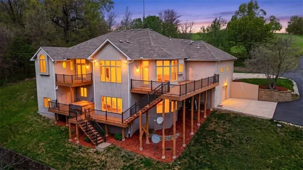 $1,100,000 | 8615 Northwest Baker Rd Circle, Kansas City, MO 64153