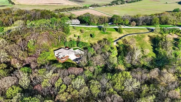 $1,100,000 | 8615 Northwest Baker Rd Circle, Kansas City, MO 64153