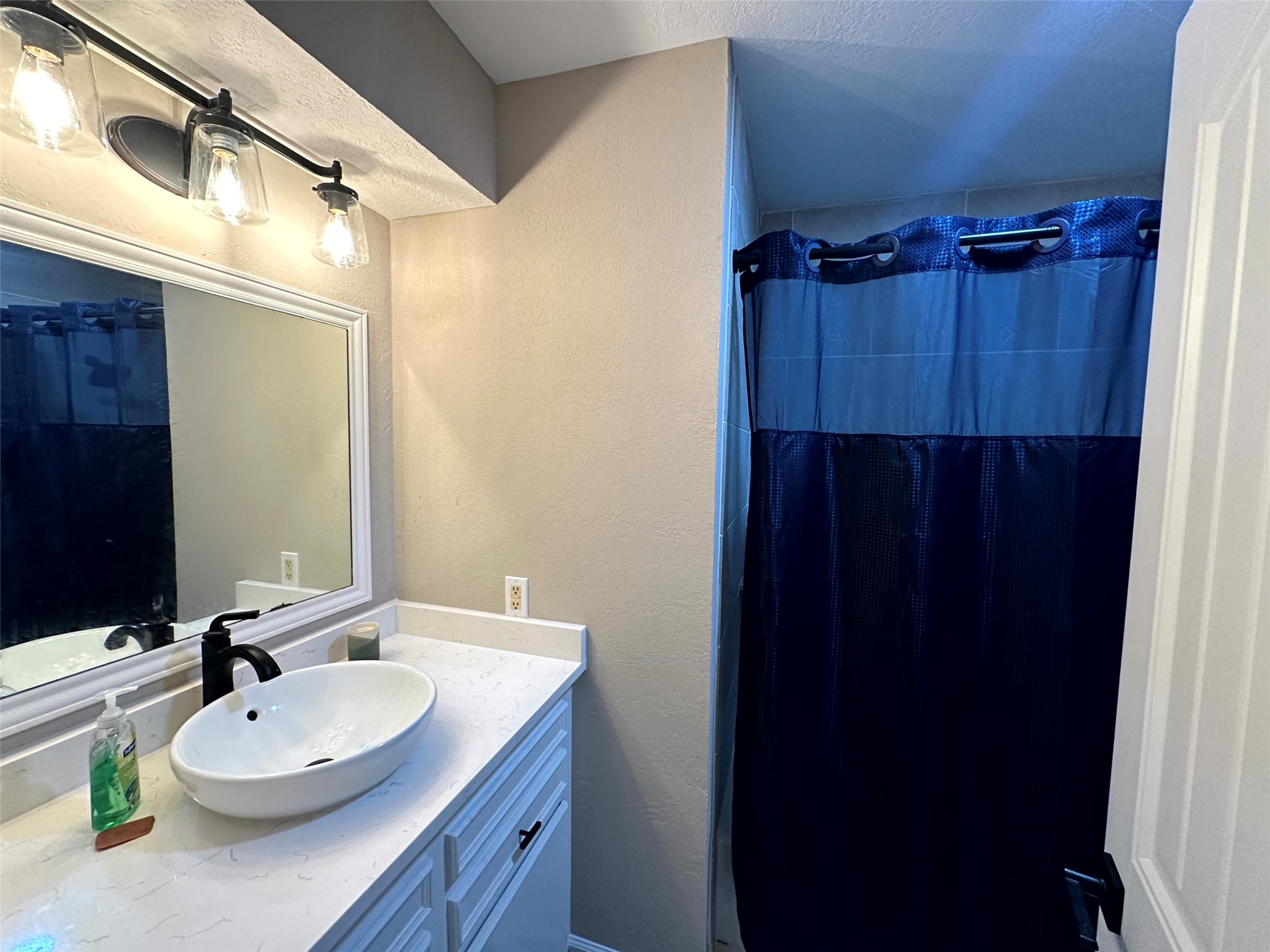 12289 Thompson Road Willis, TX 77318 - Photo 14 of 20 Hall bath.