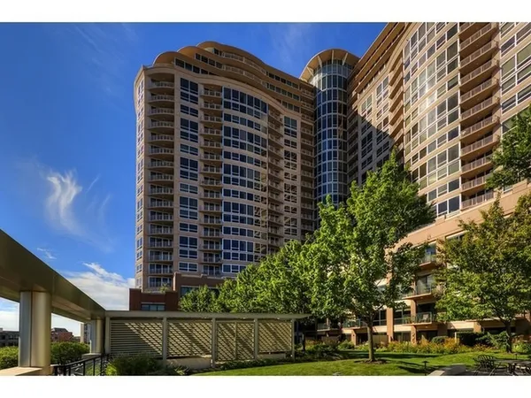 $2,750 | 807 Davis Street, Unit 902, Evanston, IL 60201