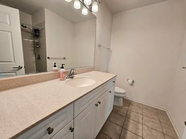 $2,750 | 807 Davis Street, Unit 902, Evanston, IL 60201