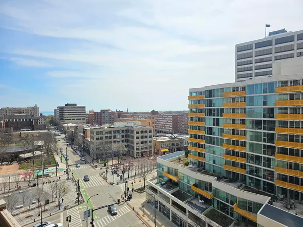 $2,750 | 807 Davis Street, Unit 902, Evanston, IL 60201