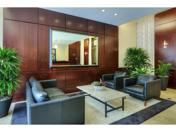 $2,750 | 807 Davis Street, Unit 902, Evanston, IL 60201