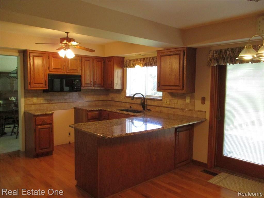 434 Pinehurst Drive Rochester Hills, MI 48309 - Photo 11 of 32