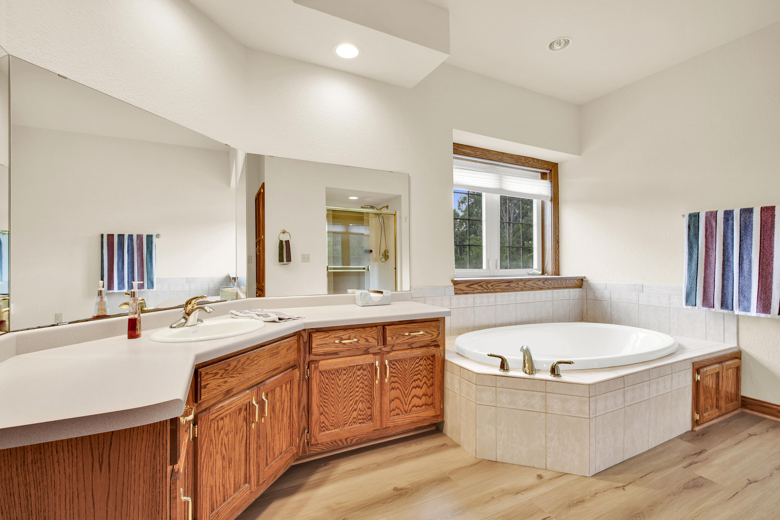 615 Kettle Ridge Richfield, WI 53017 - Photo 9 of 44 Owners Bath