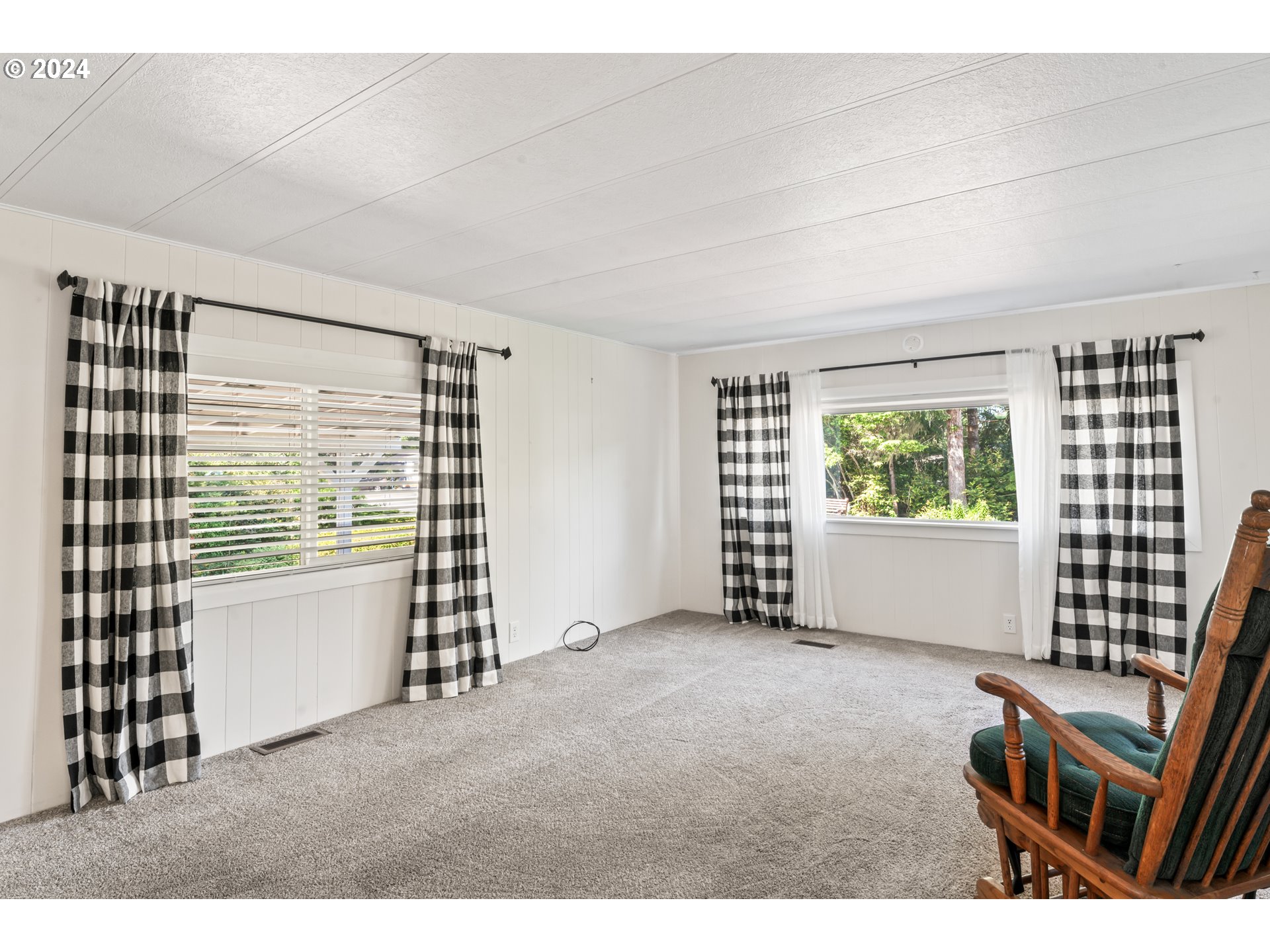 1600 Rhododendron Drive, Unit 291 Florence, OR 97439 - Photo 5 of 28 Living Room