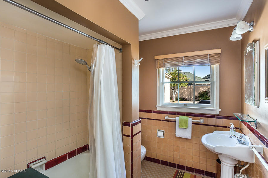 518 West Almeria Road Phoenix, AZ 85003 - Photo 21 of 29 Hall Bath