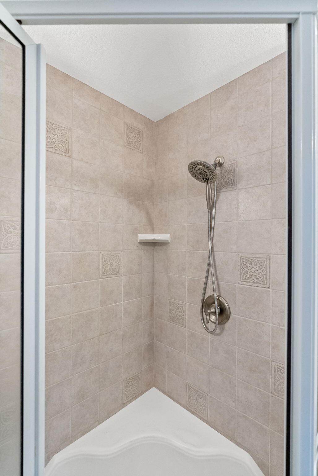 900 Northwest Chelsea Loop Bend, OR 97703 - Photo 26 of 63 26-web-or-mls-Riley Visuals-26