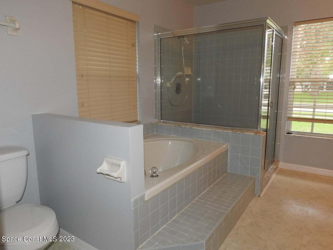 3368 Lakeview Circle Melbourne, FL 32934 - Photo 10 of 16 a bathroom with a bathtub and a toilet