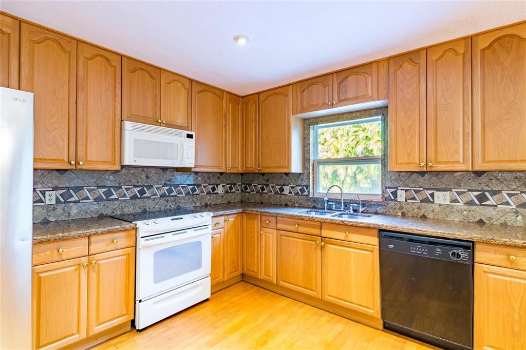 1647 Hobbit Road Dunedin, FL 34698 - Photo 23 of 36